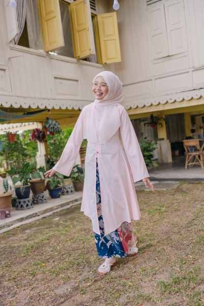 Beranda Kebaya Labuh Batik in Merah Jambu